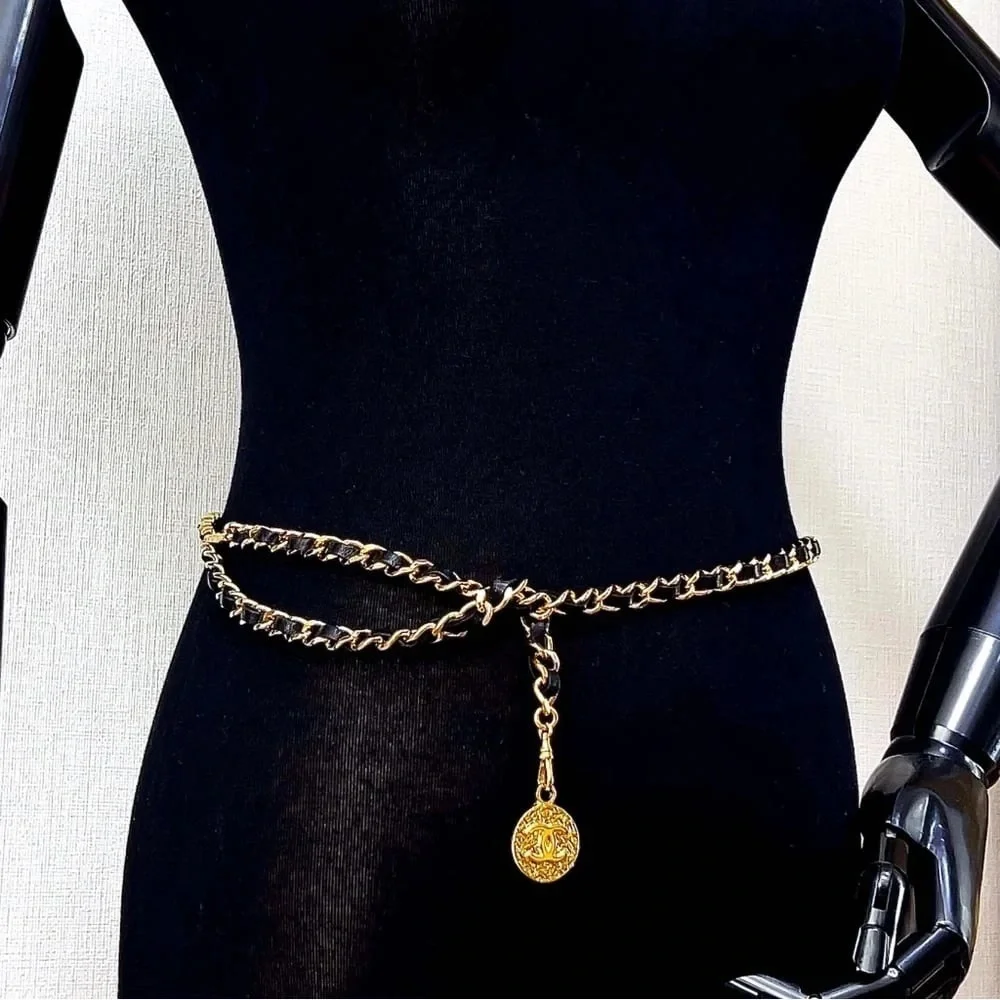 Authentic 1982 CHANEL vintage black leather single chain link belt 90cm
